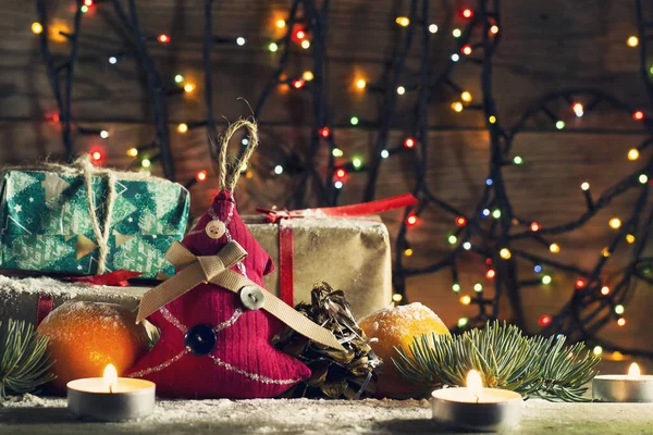 Noel hediyeleri, Noel süslemeleri ve masada mandalinalar. Tebrik kartı. — Stok fotoğraf