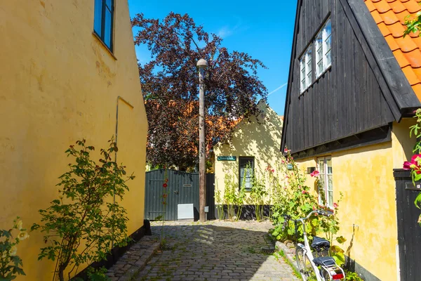 Small streets with beautiful, yellow old houses. Traditional Scandinavian houses.Dragor, Denmark. Architecture. — Stock Photo, Image