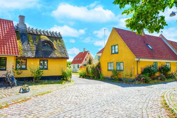 Små gator med vackra, gula gamla hus. Traditionella skandinaviska hus. Dragor, Danmark. Arkitekturen. — Stockfoto