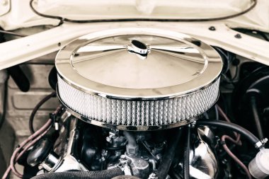 Güzel krom araba motor hava filtresi. Yakın plan. Ayrıntılar. Motorlu taşıma.