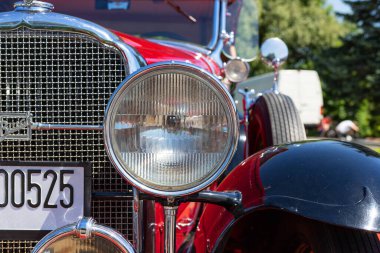 Lviv. Ukrayna. 1 Haziran. 2019. Eski bir arabanın farları. Yakın plan. Leopolis Grand Prix Motor Taşımacılığı