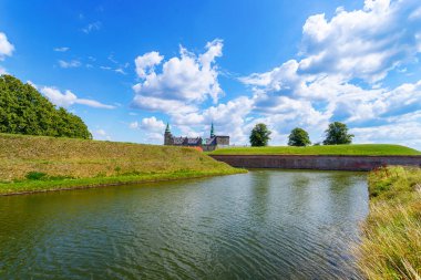 Helsingor. Danimarka. 26 Temmuz. 2019. Bulutlu bir gökyüzüne karşı Kronborg kalesinin güzel manzarası. Danimarka. Manzara Mimari Kaleleri