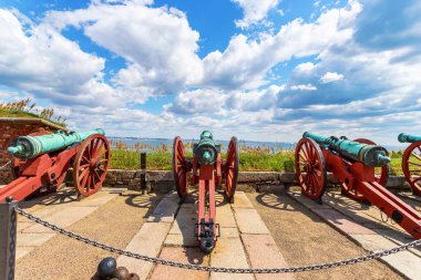 Helsingor. Danimarka. 26 Temmuz. 2019. Denizin arka planında ve bulutlu gökyüzünde eski ve güzel bir top. Danimarka. Kronborg Kalesi.