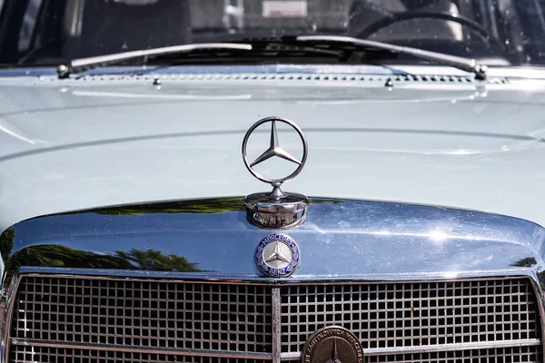 Lviv Oekraïne Juni 2019 Mercedes Teken Van Een Retro Auto — Stockfoto