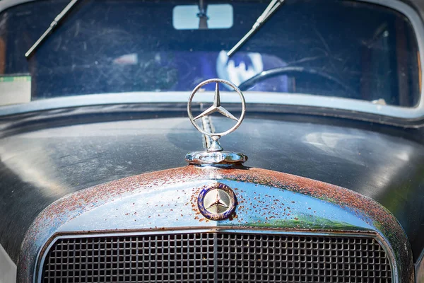 Lviv Ucrania Junio 2019 Signo Mercedes Coche Retro Primer Plano — Foto de Stock