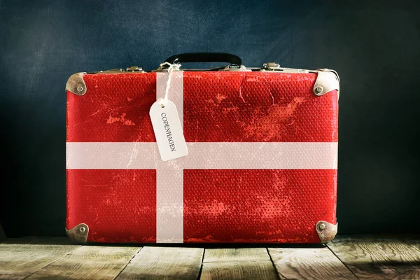 Maleta Vieja Con Bandera Dinamarca Sobre Fondo Madera Viajes —  Fotos de Stock
