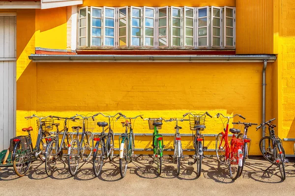 Wiele Rowerów Zaparkowanych Przed Żółtym Domem Kopenhaga Danię Rowery Jednym — Zdjęcie stockowe