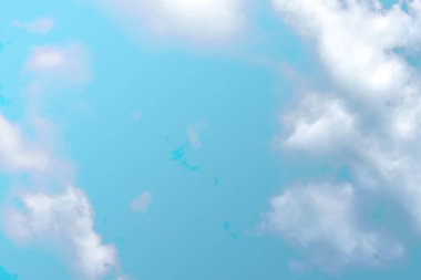 Mavi arka planda bulutlar. Uzayı kopyala Doğal arka plan. Arkaplan.