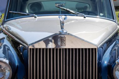 Lviv Ukrayna. 1 Haziran 2019. Rolls Royce retro araba işareti. Yakın plan. Leopolis Grand Prix Motor Taşımacılığı