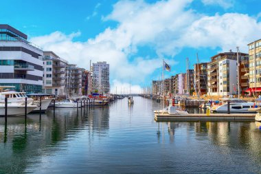 Malmö İsveç. 29 Temmuz 2019, Güzel Avrupalı modern mimari kanalın kıyılarında yatlarla. İsveç 'in Malmö Mimarisi.