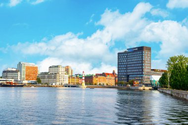 Malmö İsveç. 29 Temmuz 2019, Güzel Avrupa modern mimarisi deniz koyunun kıyısında. İsveç 'in Malmö Mimarisi.