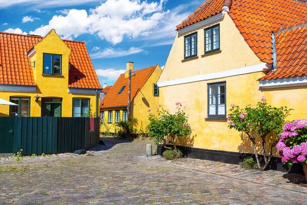 Kleine straatjes met mooie, gele oude huizen. Traditionele Scandinavische huizen. Dragor, Denemarken. Architectuur. — Stockfoto