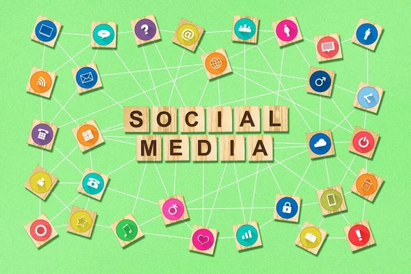 Concetto Social Media Icone Sociali Blocchi Legno Sfondo Verde Comunicazioni — Foto Stock