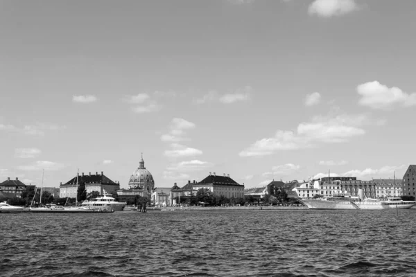 Hermosa Arquitectura Copenhague Canal Con Barcos Yates Foto Blanco Negro —  Fotos de Stock