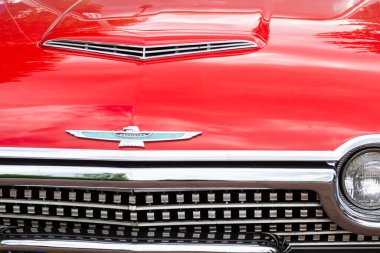 Lviv Ukrayna. 3 Haziran. 2017 yılı. Ford Thunderbird. Amblem ve ızgara. Yakın plan. Eski arabaları taşı