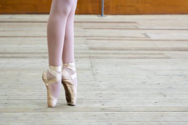 Puan olarak bir balerinin bacakları. Yakın plan. Klasik danslar. Eğitim.