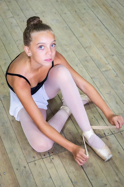 Νεαρή Μπαλαρίνα Κάθεται Στο Πάτωμα Στο Δωμάτιο Πρόβας Κλασικοί Χοροί — Φωτογραφία Αρχείου