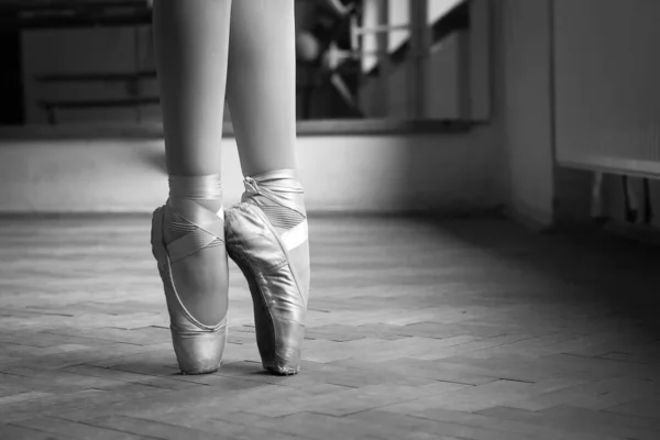 Legs Ballerina Pointes Close Black White Photo Classical Dances Training — Stock Photo, Image