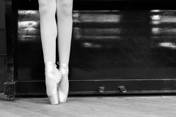 Pernas Uma Bailarina Sapatos Pontiagudos Contra Fundo Piano Antigo Close — Fotografia de Stock