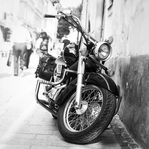 美丽的摩托车靠近墙壁 黑白照片 Tronsport 摩托车 — 图库照片