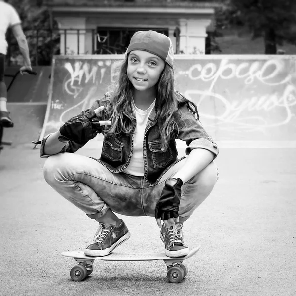 Bella Ragazza Adolescente Con Berretto Baseball Seduto Uno Skateboard Uno — Foto Stock