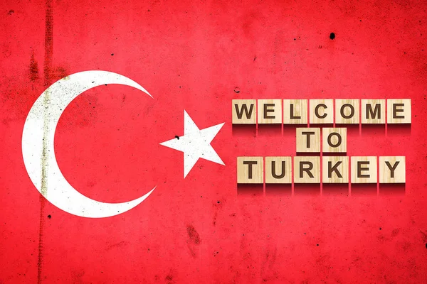Türkiye Hoş Geldiniz Türkiye Bayrağının Arka Planındaki Tahta Bloklara Yazılmış — Stok fotoğraf