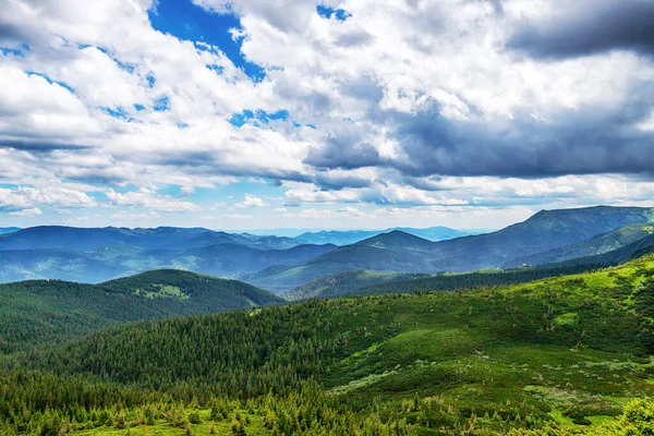 Paisaje Montaña Con Hermosas Nubes Bajas Cárpatos Ucrania Naturaleza Ocio — Foto de Stock