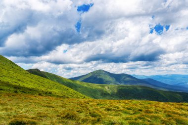 Düşük bulutlu güzel dağ manzarası. Ukrayna. Karpatlar. Eğlence Gezileri