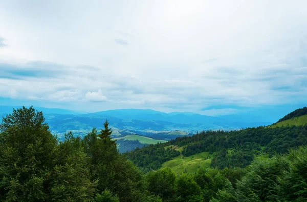 Bellissimo Paesaggio Montano Con Nuvole Basse Ucraina Carpazi Viaggi Ricreativi — Foto Stock