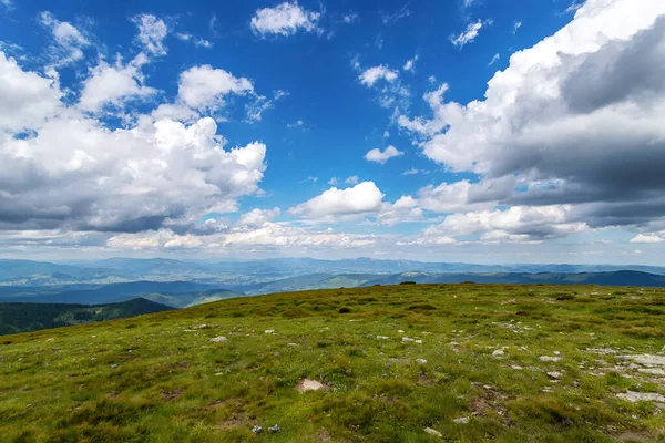 Hermoso Paisaje Montaña Con Nubes Bajas Ucrania Cárpatos Viajes Recreación — Foto de Stock