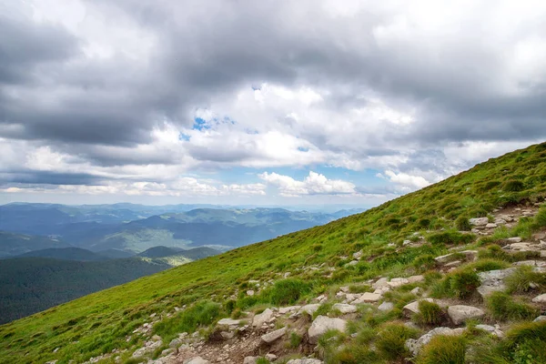 Düşük bulutlu güzel dağ manzarası. Ukrayna. Karpatlar. Eğlence Gezileri