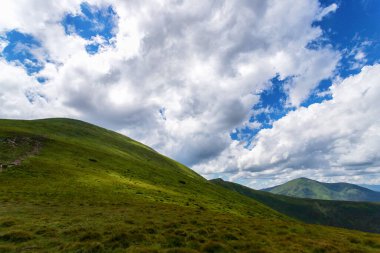 Düşük bulutlu güzel dağ manzarası. Turizm. Seyahat. Arkaplan.