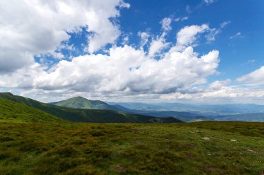 Düşük bulutlu güzel dağ manzarası. Turizm. Seyahat. Arkaplan.