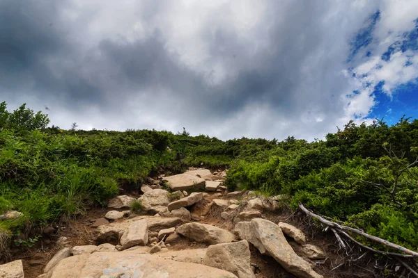 石の山道 山を登る 旅行の背景 — ストック写真