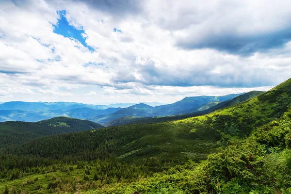 Prachtig Berglandschap Met Lage Wolken Toerisme Reizen Achtergrond — Stockfoto