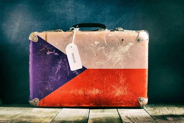 Alter Koffer Mit Tschechischer Flagge Auf Holzgrund Reisen — Stockfoto