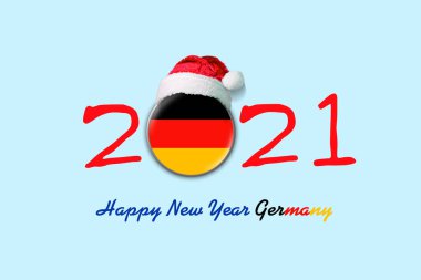 2021 yılı. Mutlu yıllar Almanya. Yuvarlak rozetli ve Noel Baba şapkalı bir Alman bayrağı. Açık mavi bir arka planda izole edilmiş. Tasarım elemanı. Neşeli arkaplan.
