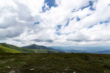 Dağların üzerinde güzel bulutlar. Dağ manzarası