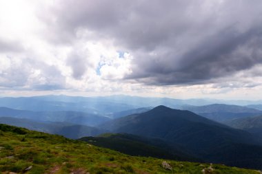 Dağların üzerinde güzel alçak bulutlar. Dağ manzarası