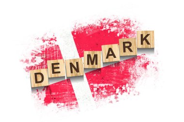 Danimarka. Tahta bloklardaki yazı Danimarka bayrağının arka planına karşı. Beyaz bir arka planda izole edilmiş. Tasarım ögesi