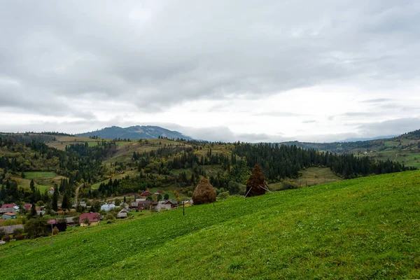 Petit Village Milieu Belles Montagnes Carpates Ukraine — Photo