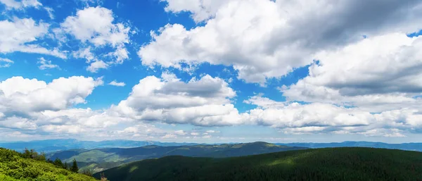Hermosas Nubes Sobre Las Montañas Paisaje Montaña — Foto de Stock