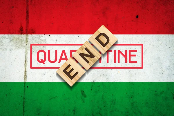 Konec Karantény Nápis Dřevěných Blocích Pozadí Maďarské Vlajky Konec Pandemie — Stock fotografie