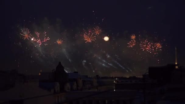 Zobacz w fireworks z budynku. Noc miasto celebracja jasne kolorowe flesze — Wideo stockowe