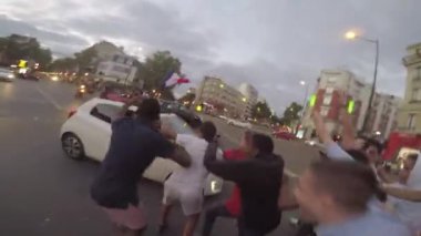 Paris, Fransa - 15 Temmuz 2018: Excitedcrowd genç adamlardan karayolunda otomobili çevrili. Smartphone üzerinde ne video alarak arabadaki kızla oluyor
