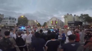Paris, Fransa - 15 Temmuz 2018: Gençler çevrili polis arabası kavşak üzerinde neşeli kalabalık. Bağırarak, smartphone üzerinde video alarak gençlerin farklı milletlerden sevinç ile atlama