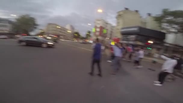 Paris, Frankrike - 15 juli 2018: Skara av unga araber glad skrikande viftande tricolor vid vägskäl i city street — Stockvideo