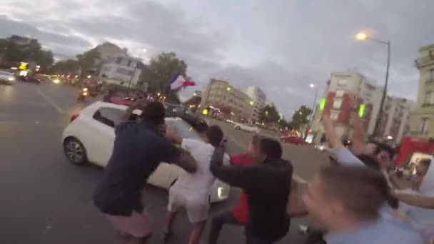 Paris, Frankreich - 15. Juli 2018: Aufgeregte Menge junger Männer umzingelt Auto auf der Fahrbahn. Mädchen im Auto filmt auf Smartphone, was passiert — Stockvideo