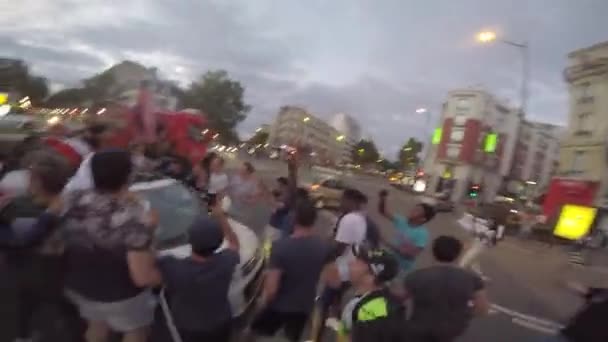 PARÍS, FRANCIA - 15 DE JULIO DE 2018: Una multitud jubilosa de jóvenes rodeó el coche en la carretera — Vídeos de Stock