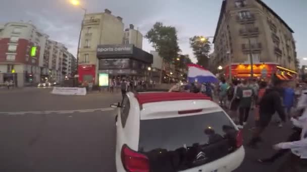 PARÍS, FRANCIA - 15 DE JULIO DE 2018: Los aficionados al fútbol francés celebran la victoria del equipo de Frances en la Copa Mundial de la FIFA 2018 — Vídeos de Stock